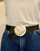 Cinturón de cuero negro con hebilla circular grande de bronce y centro de guampa.