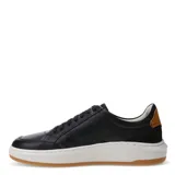 Championes urbanos Democrata modelo Guzma, color negro con suela blanca y base de goma marrón. Confeccionados en cuero sintético, presentan cordones negros, pespuntes decorativos y sutiles perforaciones laterales.