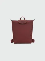 Mochila Longchamp modelo Le Pliage One, color bordó, con diseño minimalista, cierre superior y solapa frontal con botón a presión.