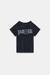 Camiseta de cuello redondo y manga corta, confeccionada en mezcla de algodón con acabado efecto lavado. Presenta un diseño ajustado con el texto 'paris' formado por tachas metálicas en el frente.
