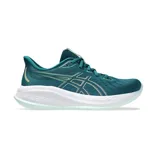 Championes de running Asics Gel Cumulus 26, color verde petróleo con detalles en verde claro y blanco. Presentan una estructura de malla transpirable, entresuela con tecnología de amortiguación y suela de goma resistente.