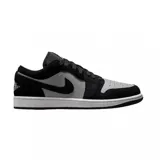 Championes urbanos Nike Air Jordan 1 Low en combinación de color negro y gris, con diseño de caña baja, suela blanca y detalles icónicos de la marca.