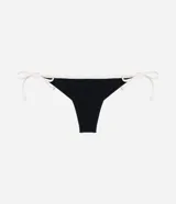 Bombacha de bikini negra con ribetes en color crudo y lazos ajustables en los laterales.