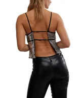 Top plateado con lentejuelas, cuello halter y espalda descubierta.