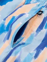 Short de baño celeste con estampado de pinceladas verticales en tonos de azul y naranja.