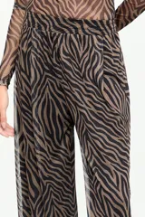 Pantalón de tul estampado con diseño animal print tipo cebra, de calce relajado, con cintura elastizada y puños en los tobillos.