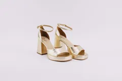 Sandalias de cuero negro con plataforma y tacón cuadrado. Tienen pulsera con hebilla al tobillo.