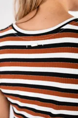 Musculosa de punto acanalado con diseño de rayas horizontales en tonos marrón, negro y blanco. Presenta cuello redondo y detalle de volados sutiles en las sisas.