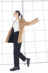 Pantalón negro de vestir, de corte recto, con bolsillos laterales y traseros. Se ajusta a la cintura con botón y cierre.