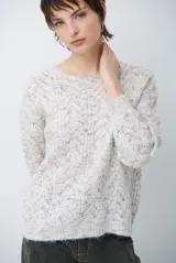 Buzo de tejido de punto con cuello redondo, mangas largas y textura jaspeada en tonos neutros.