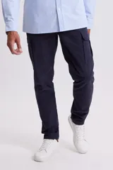 Pantalón cargo de corte ajustado en color azul marino, con bolsillos laterales tipo cargo y cierre frontal.