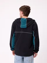 Campera de polar con cierre frontal, capucha ajustable y diseño con bloques de color azul marino y detalles en bordó. Presenta el logo de la marca bordado en el pecho.