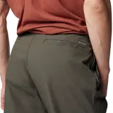 Pantalón Columbia Flex Roc Pant de corte recto en color verde militar, con bolsillos laterales y tecnología de protección solar.