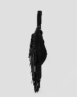 Cartera tipo hobo de gran tamaño en color negro, confeccionada en gamuza con diseño de flecos largos en los laterales y base. Presenta un asa superior trenzada con detalles artesanales y cierre superior para mayor seguridad.