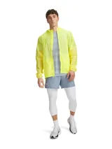 Short de running Under Armour UA Launch 5, de color celeste con detalles reflectantes y franja lateral en color verde lima, confeccionado en tejido ligero y elástico con forro interior de malla.