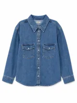 Sobrecamisa de denim azul con cuello clásico, cierre frontal con botones a presión y dos bolsillos frontales con solapa.