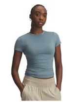 Remera de entrenamiento de manga corta, confeccionada en tejido elástico de alto rendimiento, con ajuste al cuerpo y cuello redondo.