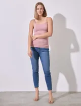 Musculosa de breteles finos regulables, confeccionada en seda fría elastizada color rosa.