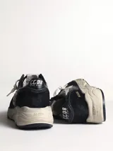 Zapatillas urbanas Golden Goose Running Sole, color negro con detalles en blanco. Confeccionadas en cuero y gamuza, con estrella distintiva en el lateral y suela con efecto desgastado.