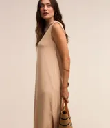 Vestido midi Marfinno color beige, confeccionado en viscosa y poliéster, con cuello alto, diseño sin mangas, hombreras y silueta fluida.