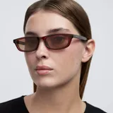 Lentes de sol con montura rectangular de diseño atemporal en color marrón traslúcido y cristales polarizados en tono marrón.