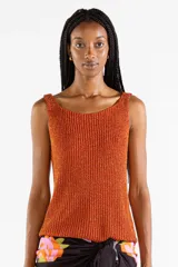 Musculosa de punto canalé color naranja con hilos metálicos Lurex, escote bote y diseño sin mangas.