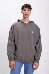 Canguro deportivo gris oscuro con capucha, bolsillo tipo canguro y logo pequeño en el pecho.