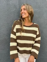 Sweater de punto a rayas horizontales marrones y beige, con cuello redondo y mangas largas.