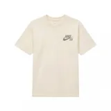 Remera Nike SB de manga corta y cuello redondo, color beige, con logo estampado en el pecho.