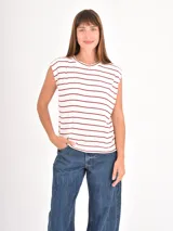 Remera sin mangas de corte holgado, con cuello redondo y diseño de rayas horizontales finas en color negro sobre fondo blanco.