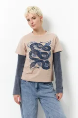 Remera negra de algodón, de manga corta y con estampa de serpiente doble y desgastada en color gris.