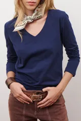 Remera de manga larga con escote en V, confeccionada en algodón de doble capa con textura suave y ajuste al cuerpo.