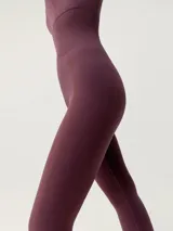 Mono largo color borgoña de sujeción media-alta con tecnología 3D y tejido Fit_tech con efecto moldeador. Tiene cintura en rib para definir la silueta y tirantes anchos cruzados en la espalda.