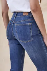 Pantalón de jean azul de corte recto, tiro alto y largo hasta el tobillo.