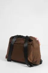 Mochila hobo color marrón claro, convertible en cartera de hombro, confeccionada en nylon. Cuenta con un compartimento principal con cierre, un bolsillo frontal con solapa y cierre de botón a presión, tiras regulables negras y un llavero colgante decorativo con cuentas coloridas y borla.