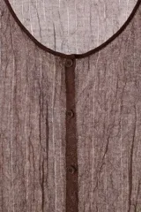 Top de punto confeccionado en hilatura con mezcla de viscosa, color marrón, con cuello redondo y diseño sin mangas. Presenta un tejido con efecto arrugado y cierre frontal con botones.
