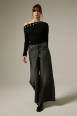 Pantalon de jean gris con lavado desgastado, de corte ancho y tiro bajo.
