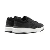 Championes Lacoste negros con logo de la marca en el lateral y suela blanca.