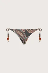 Calzón de bikini con tiras laterales ajustables, estampado tipo paisley en tonos oscuros y detalles de cuentas decorativas en los extremos de las tiras.