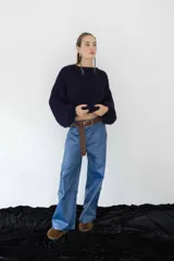 Pantalón cargo colorado de corte holgado con bolsillos laterales y cintura con cinturón marrón.