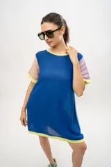 Vestido corto tejido a crochet, color azul con mangas cortas a rayas horizontales en tonos pastel y ribete amarillo.