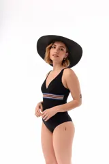 Malla de una pieza color azul índigo, con escote en V profundo y tirantes anchos. Presenta una banda elástica horizontal con diseño de rayas tejidas en tonos blanco, rojo y beige a la altura del busto.