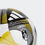 Pelota de fútbol Adidas modelo La Caprichosa, diseñada para la Kings League. Presenta un panelado con diseño gráfico en blanco, negro y amarillo, con el logo de Adidas y el emblema de la liga.