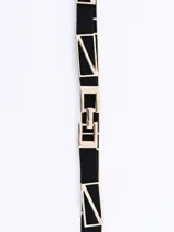 Cinturón elástico negro con apliques geométricos dorados y hebilla metálica dorada.
