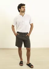 Bermuda de gabardina azul oscuro, corte recto, con bolsillos laterales y traseros.