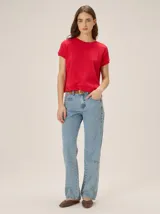 Jean recto color celeste claro, de tiro medio con presillas para cinturón y diseño clásico de cinco bolsillos.