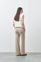 Pantalón de punto de corte relajado, con pierna recta y caída fluida. Presenta cintura con cordón ajustable y diseño minimalista.