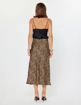 Falda midi de satén con estampado animal print de leopardo, corte al bies y pretina elastizada.
