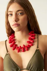 Collar corto con cuentas grandes de acrílico y resina color rojo.
