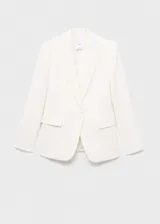 Chaqueta tipo americana de diseño estructurado y corte recto, color blanco. Presenta cuello con solapas de muesca, cierre frontal con un botón, mangas largas con puños abotonados y dos bolsillos de parche frontales. Incluye forro interior.